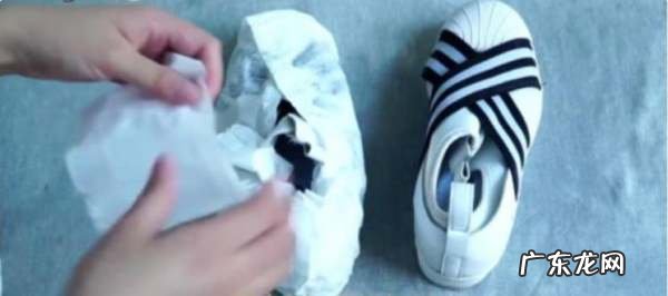 鞋子上油渍时间长了怎么洗掉,鞋子上面有油渍怎么办