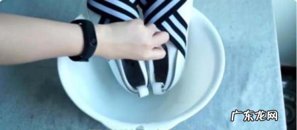鞋子上油渍时间长了怎么洗掉,鞋子上面有油渍怎么办