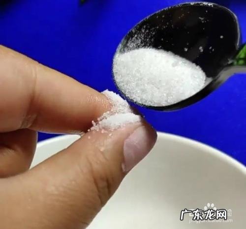 手上粘了万能胶水怎么洗掉,万能胶水粘在手上怎么办