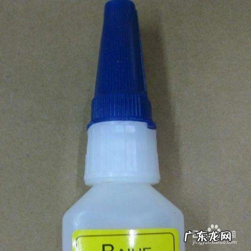 手上粘了万能胶水怎么洗掉,万能胶水粘在手上怎么办