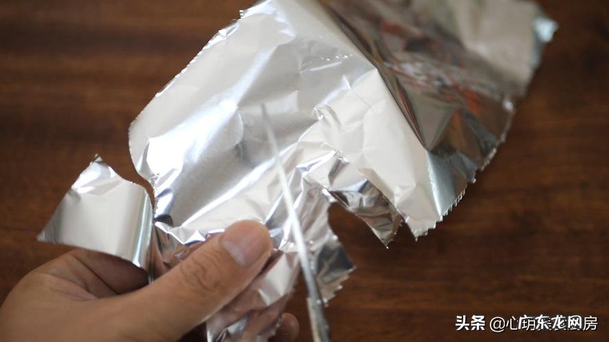 锡纸中间变灰怎么处理,锡纸不亮了还能用