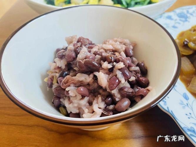 红豆可以直接煮米饭,红豆和绿豆可以一起煮饭吃