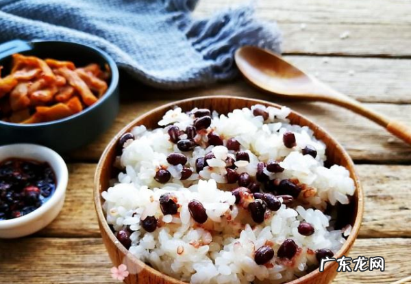 红豆可以直接煮米饭,红豆和绿豆可以一起煮饭吃