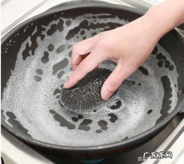 炒锅下面的油垢怎么清理,家中的炒锅后面有很多油渍怎么办