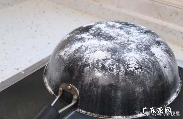 炒锅下面的油垢怎么清理,家中的炒锅后面有很多油渍怎么办