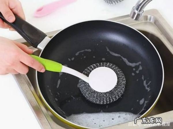 炒锅下面的油垢怎么清理,家中的炒锅后面有很多油渍怎么办
