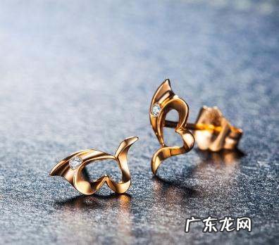 枪打耳钉后面托怎么取,用枪打的耳洞几天换银的