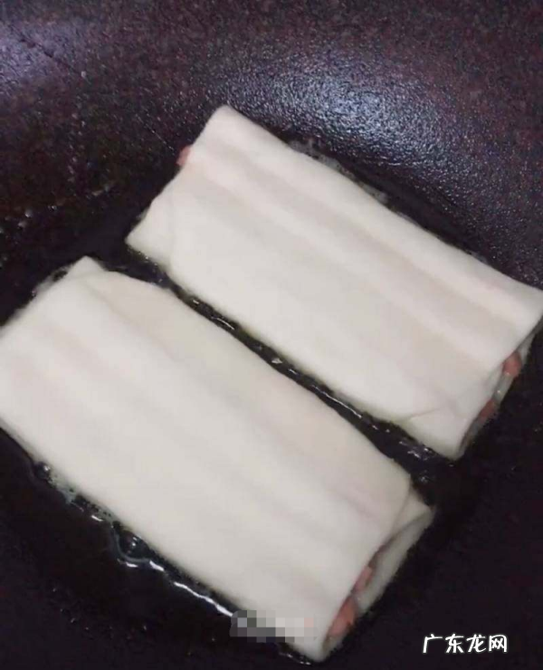 豆腐皮卷香肠的做法,用豆皮卷的素炒豆腐肠