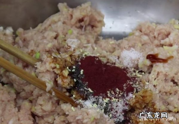 豆腐皮卷香肠的做法,用豆皮卷的素炒豆腐肠