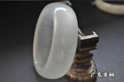 碳酸盐质玉有绿色的,染色碳酸盐质玉绿松石