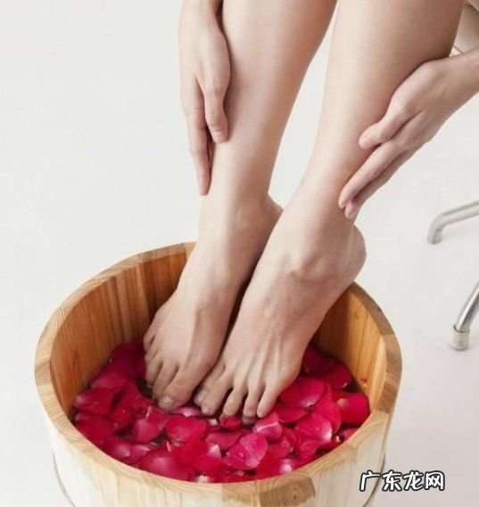 怎么穿高跟鞋一天不累,穿带跟的鞋子开车违章