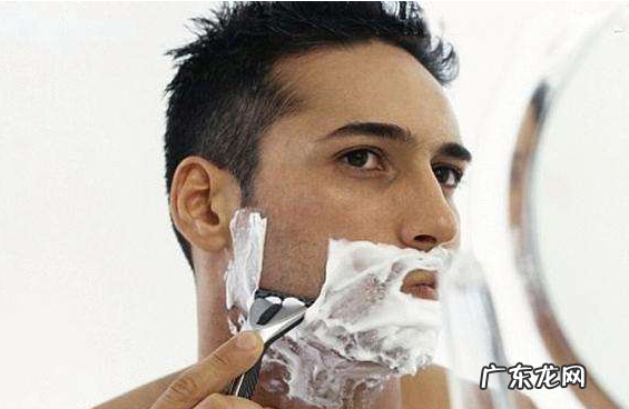 剃须泡沫怎么使,剃须泡如何使用第一次用手动剃须刀