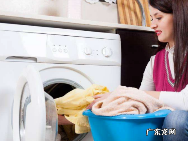 衣服上的荧光粉末如何去除,洗衣液里的荧光剂怎么洗掉