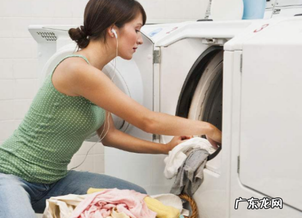 衣服上的荧光粉末如何去除,洗衣液里的荧光剂怎么洗掉