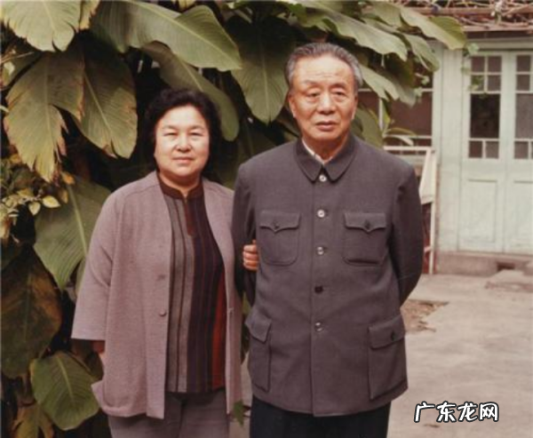 艾青的第一本书籍是什么,艾青发表的第一篇诗是什么