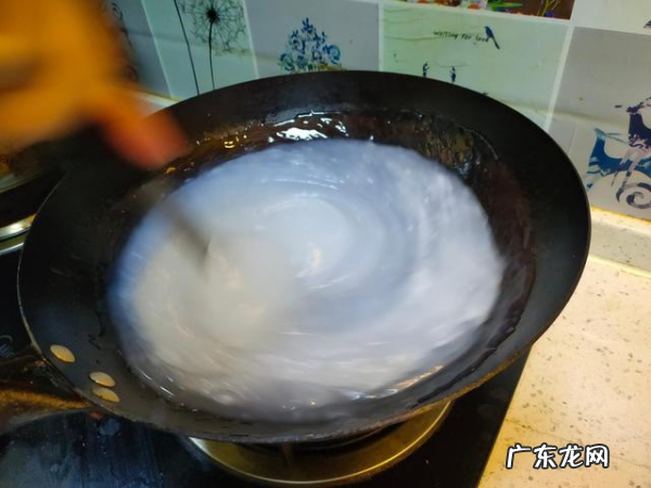 做凉粉一碗淀粉几碗水,豌豆凉粉的做法与配方比例