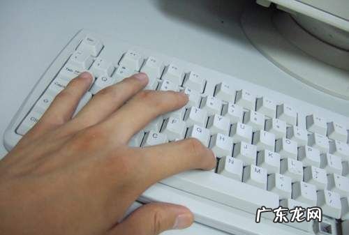 小拇指打键盘发软是怎么了,右手小拇指无力不灵活