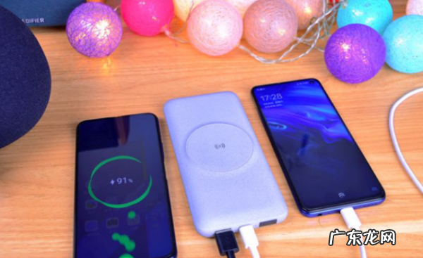 充电宝边充电边给手机充电可以,充电宝一边充电一边充手机可以