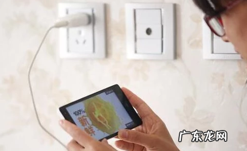 充电宝边充电边给手机充电可以,充电宝一边充电一边充手机可以