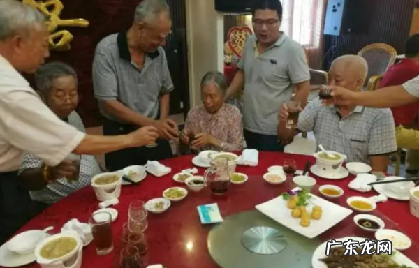 关于敬长辈酒的四字词语,敬酒时说的祝酒成语