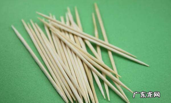 手机耳机堵了如何清理,手机耳机孔怎么清理灰尘