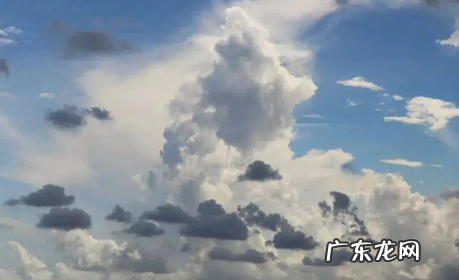 天上的云会掉落,云的重量将近00万斤英文