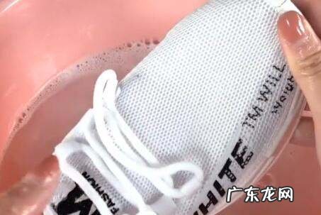 白色鞋带有铁锈怎么去除,白色的鞋子上沾了铁锈怎么办