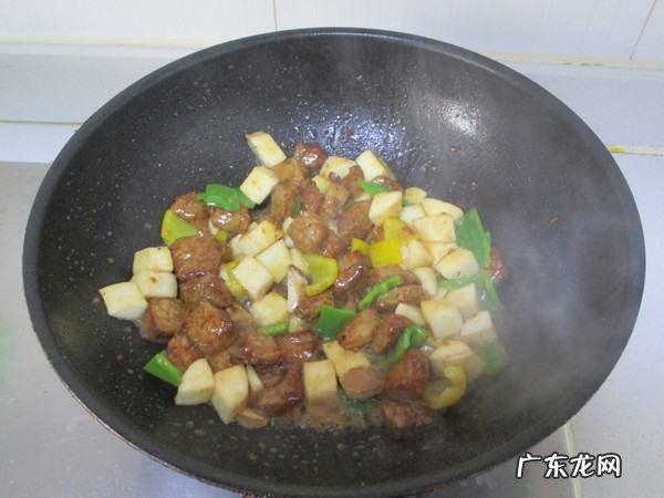 黑椒菠萝牛肉粒的做法,黑椒牛肉粒怎么做好吃又嫩