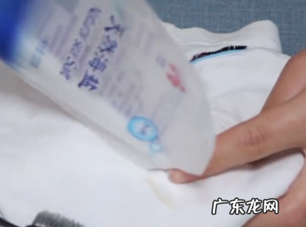 怎么样去除衣服上的斑点,应该怎么去除衣服上的霉点