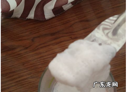 用洗洁精做泥太粘手了怎么办,沾了水泥的手怎么洗干净